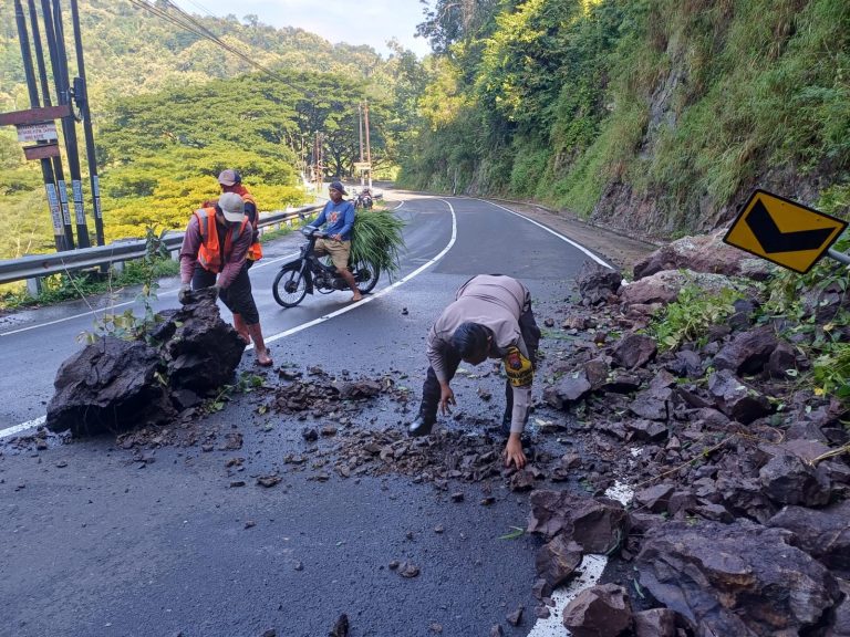Bhabinkamtibmas Desa Gundik Bersama Instansi Terkait Evakuasi Material Longsor di Jalur Slahung–Pacitan