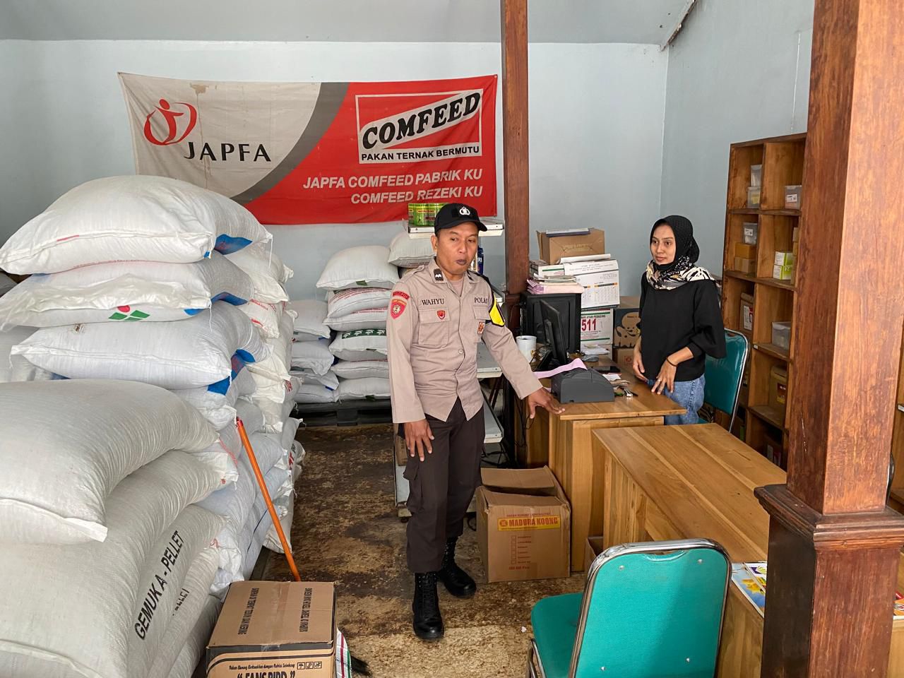 Bhabinkamtibmas Desa Karangpatihan Tinjau Ketersediaan Sarana Pertanian, Dukung Kelancaran Program Ketahanan Pangan