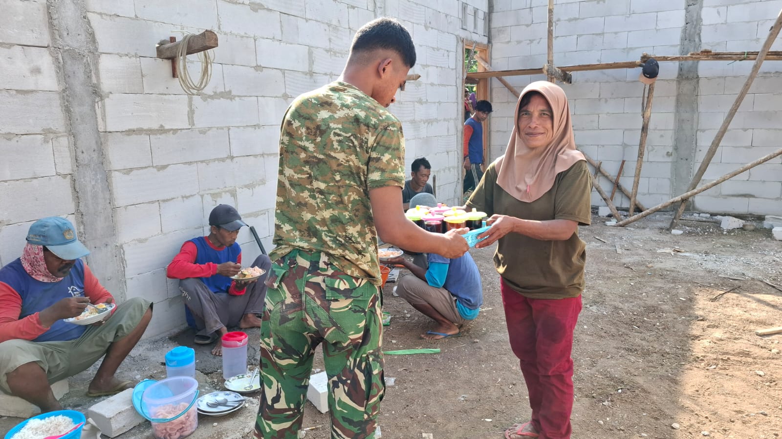 SEGELAS KOPI TANDA KASIH SAYANG MBAH PARMI UNTUK ANGGOTA SATGAS TMMD