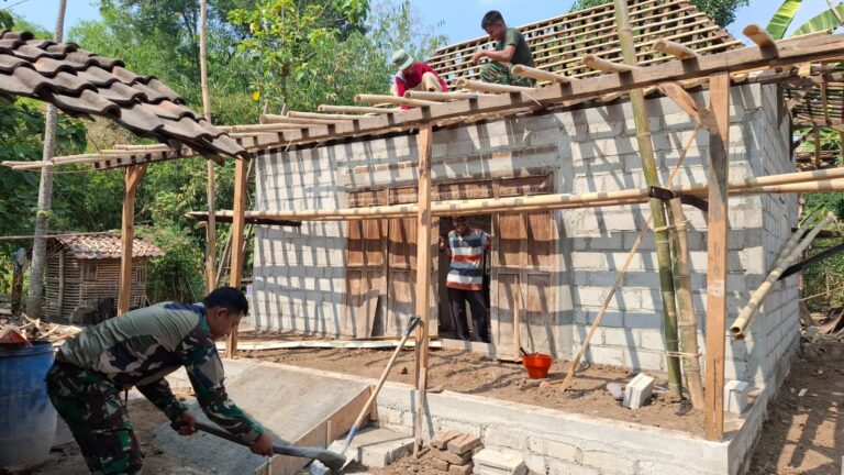 MASUKI MASA PURNA BAKTI, KAMITUWO GUPIT TETAP TURUN TANGAN BANTU SATGAS TMMD REHAB RUMAH WARGANYA