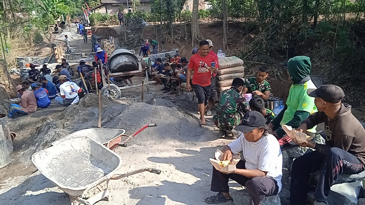 Kerja dan Istirahat Bersama, Simbol Kemanunggalan TNI dan Rakyat di TMMD 129 Bulu Lor