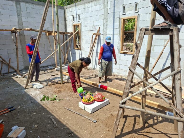 BENDERA MERAH PUTIH DISIRAM KEMBANG SETAMAN, ADAT PENDIRIAN RUMAH SASARAN REHAB RTLH TMMD KE-129