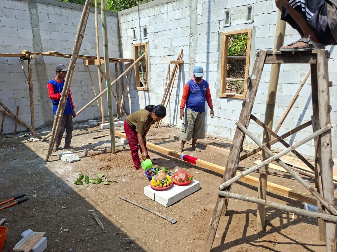 BENDERA MERAH PUTIH DISIRAM KEMBANG SETAMAN, ADAT PENDIRIAN RUMAH SASARAN REHAB RTLH TMMD KE-129