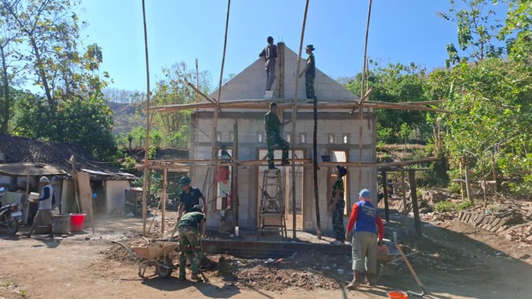 KEBUT PENGERJAAN, ANGGOTA SATGAS TMMD KE-129 PASANG GEWEL PENOPANG ATAP RUMAH SASARAN REHAB RTLH