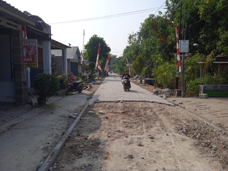 Pak Wakhid Senang, Paving Jalan Sudah Sampai Depan Rumah