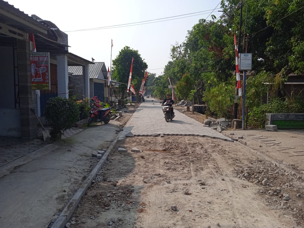 Pak Wakhid Senang, Paving Jalan Sudah Sampai Depan Rumah