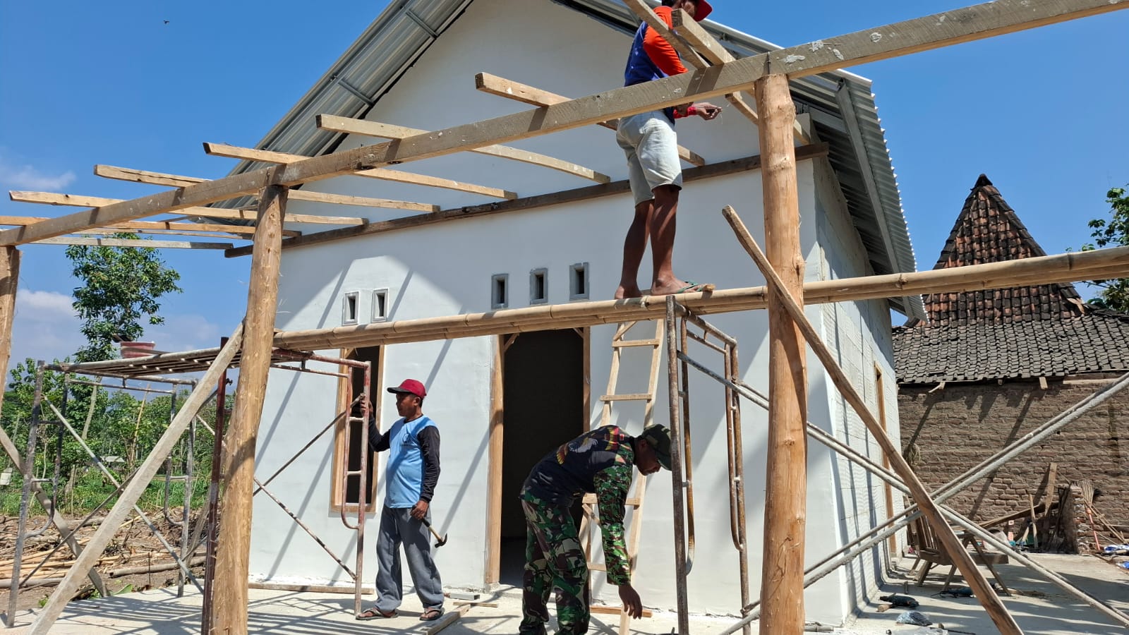 REHAB RTLH IBU PARMI CAPAI 70 PERSEN, SATGAS TMMD DAN WARGA GUPIT KEBUT PEMBANGUNAN