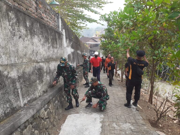 Sinergi TNI, Polri dan Masyarakat Ponorogo Dalam Kerja Bakti Pembersihan Lingkungan