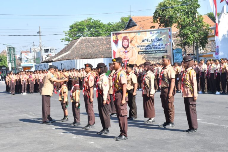 DANDIM 0802/PONOROGO BERTINDAK SEBAGAI PEMBINA APEL BESAR GERAKAN PRAMUKA KWARCAB PONOROGO