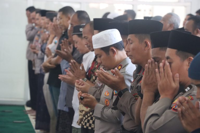 Berlarian di Atas Paving yang Sementara Dibangun TMMD 12Girangnya Siswa MI Bulu Lor Bermain Berlarian di Atas Paving yang Sementara Dibangun TMMD 1299