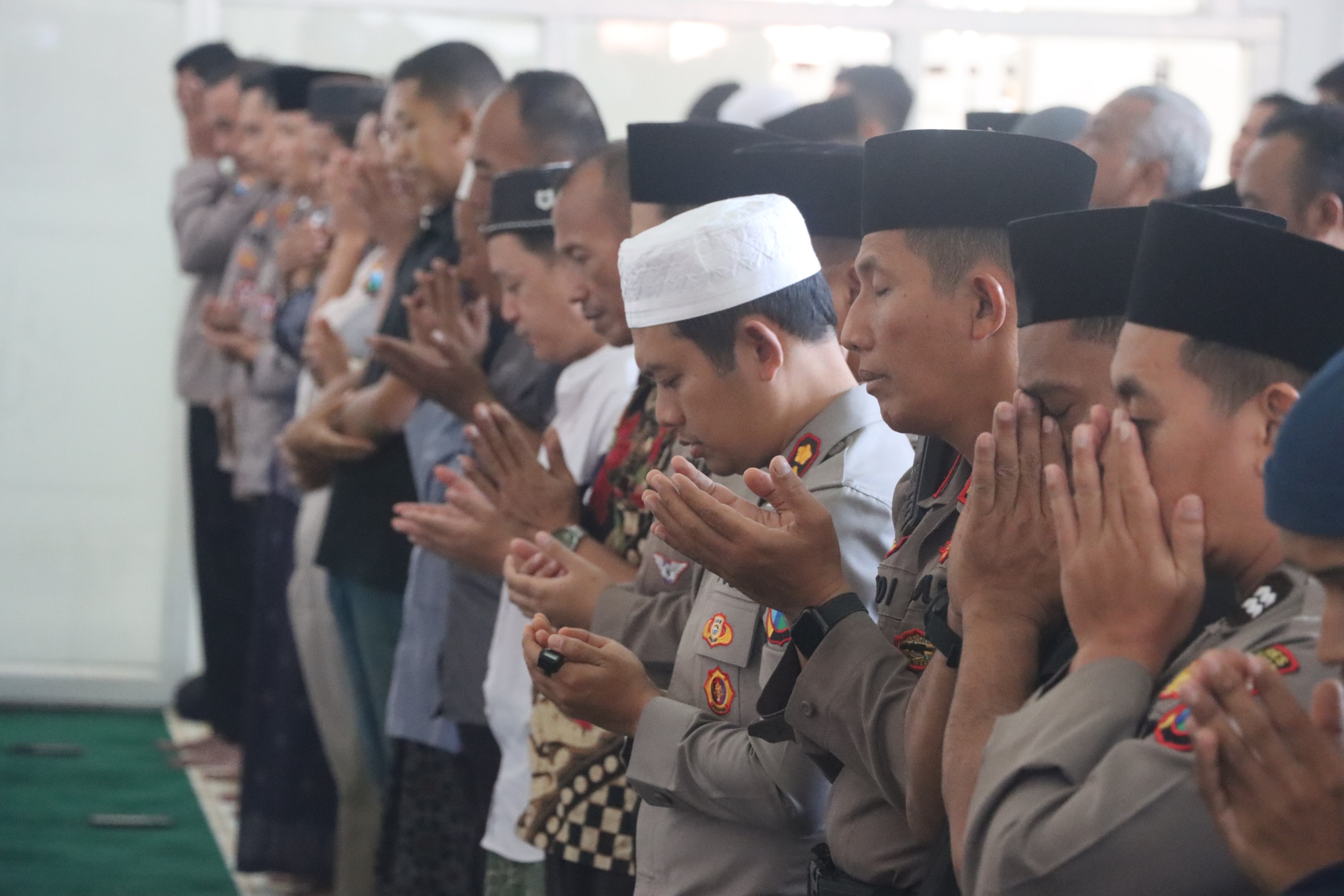 Berlarian di Atas Paving yang Sementara Dibangun TMMD 12Girangnya Siswa MI Bulu Lor Bermain Berlarian di Atas Paving yang Sementara Dibangun TMMD 1299