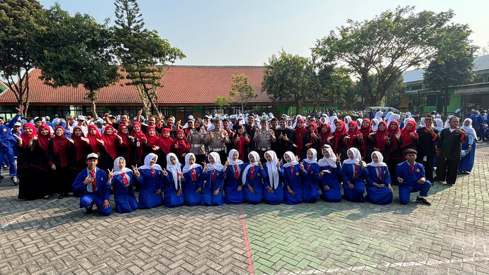 Kasat Lantas Polres Ponorogo Pimpin Upacara di SMKN 1 Mlarak, Tanamkan Budaya Tertib Berlalu Lintas Sejak Dini
