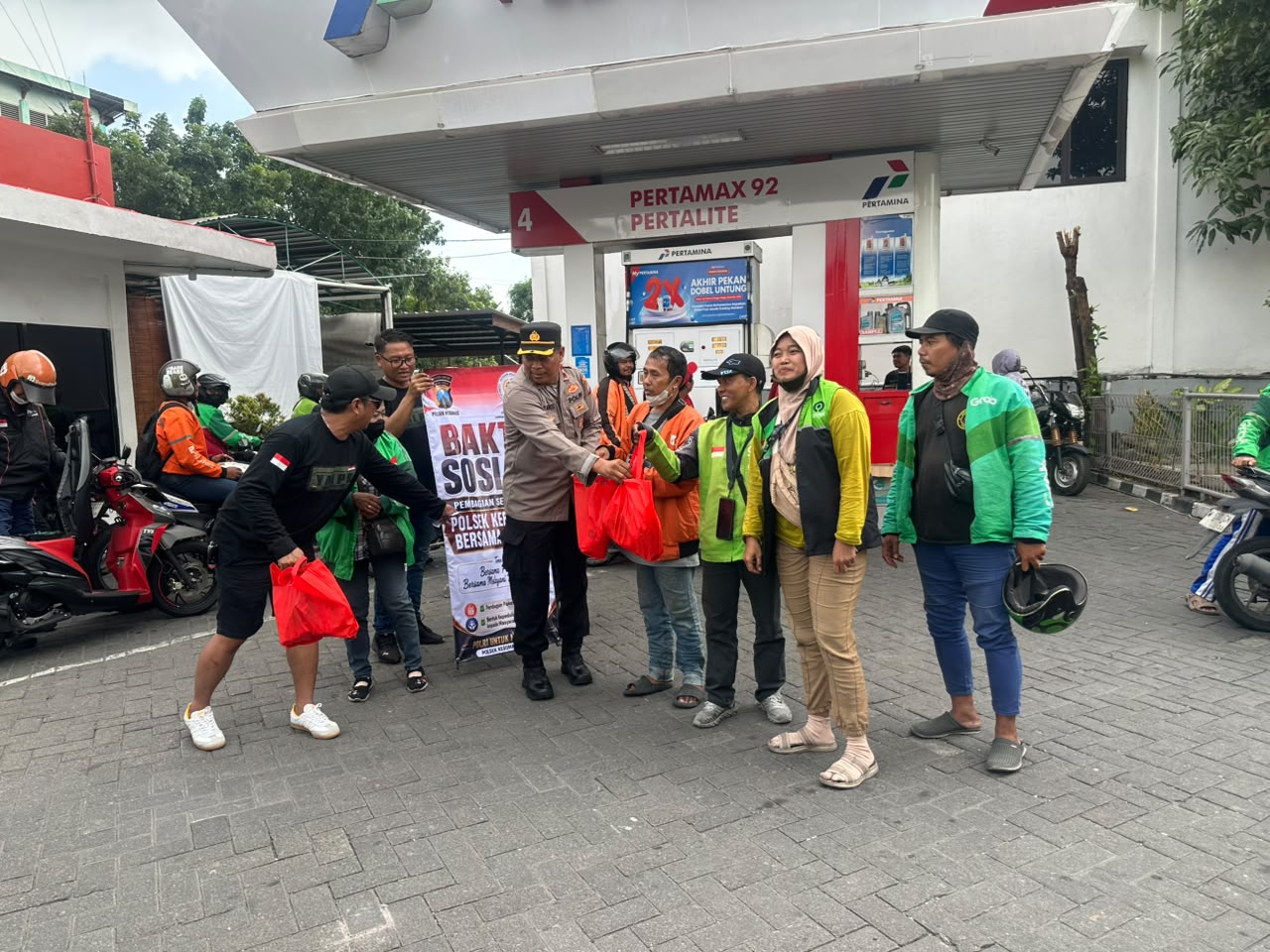 Polsek Kebomas Gandeng YALPK Group Gelar Baksos Ojol Gresik Sumringah Dapat Sembako dan BBM Gratis