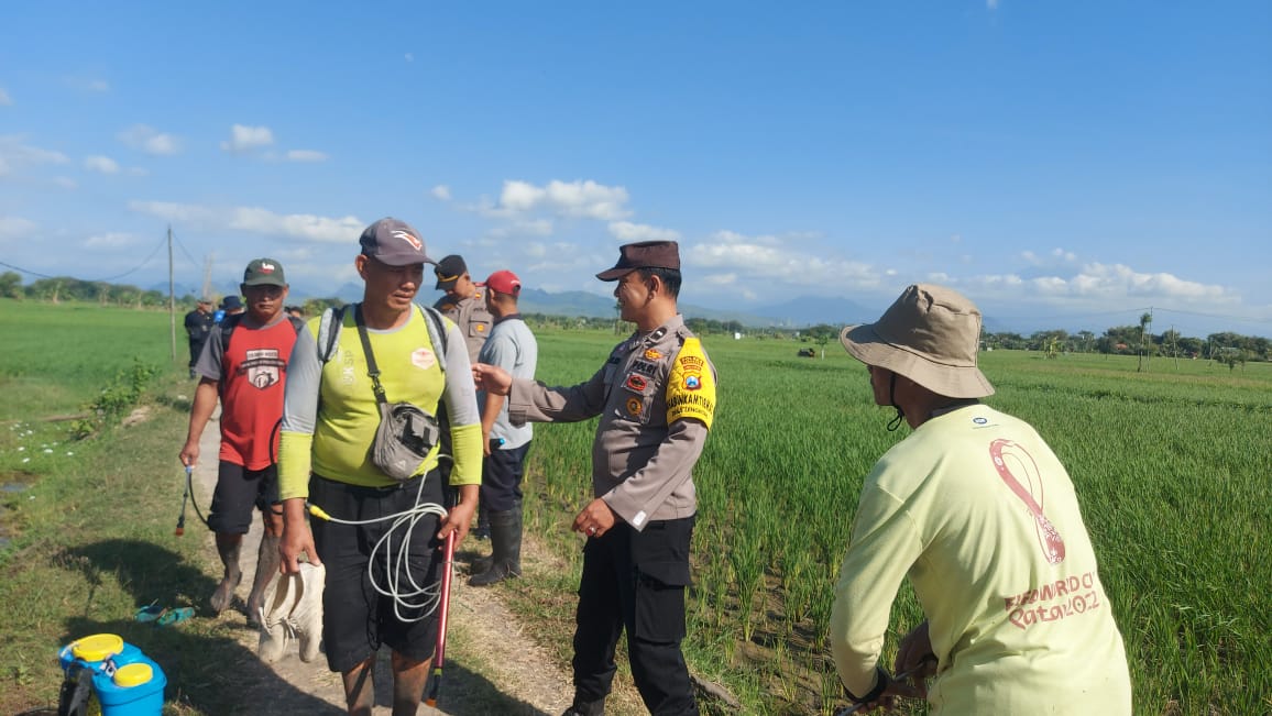 Bhabinkamtibmas Desa Lengkong Sambangi Lahan Padi Warga, Dukung Ketahanan Pangan Nasional