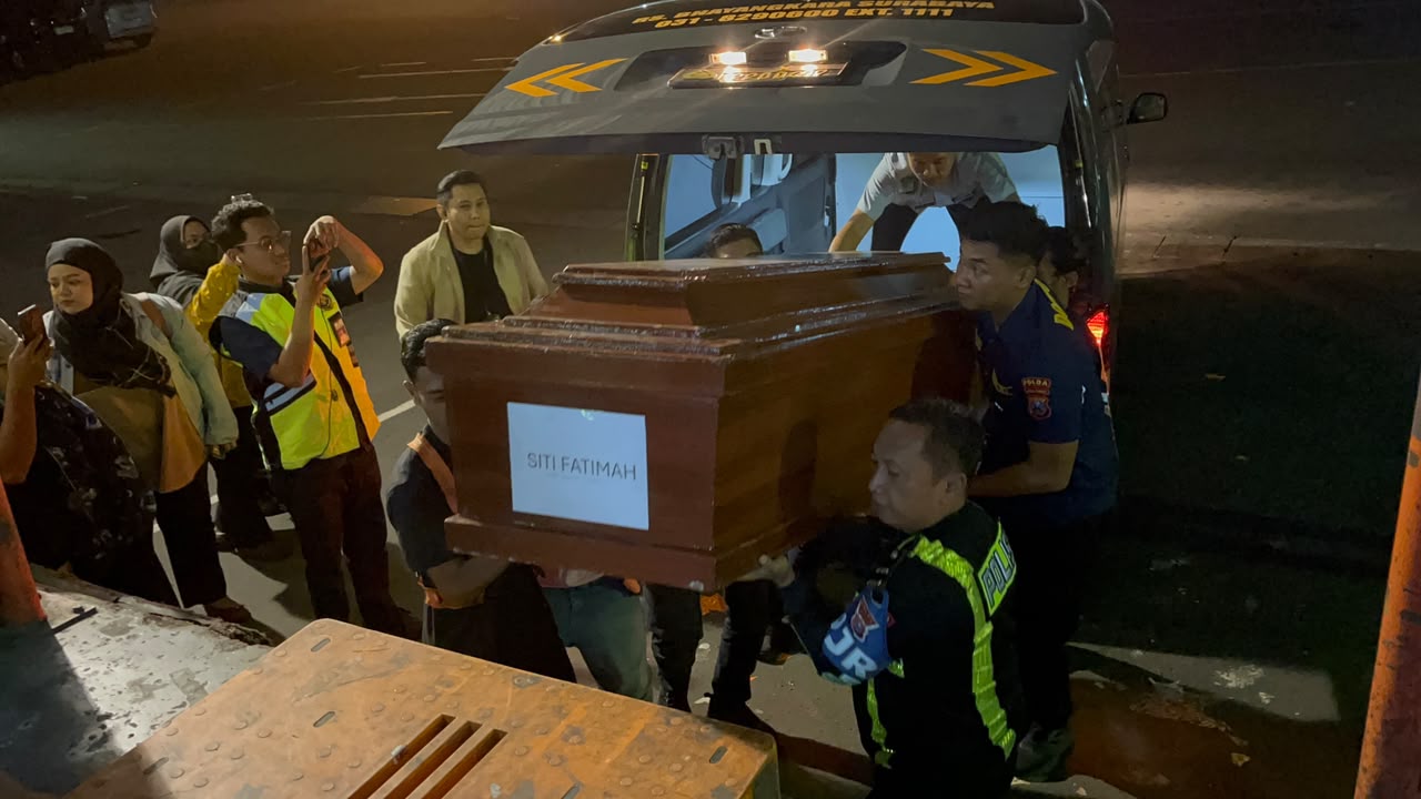 Tim DVI Polda Jatim Kembali Serahkan Jenazah Korban KM Mutiara Sentosa II Asal Sumatera dan Sulawesi kepada Keluarga