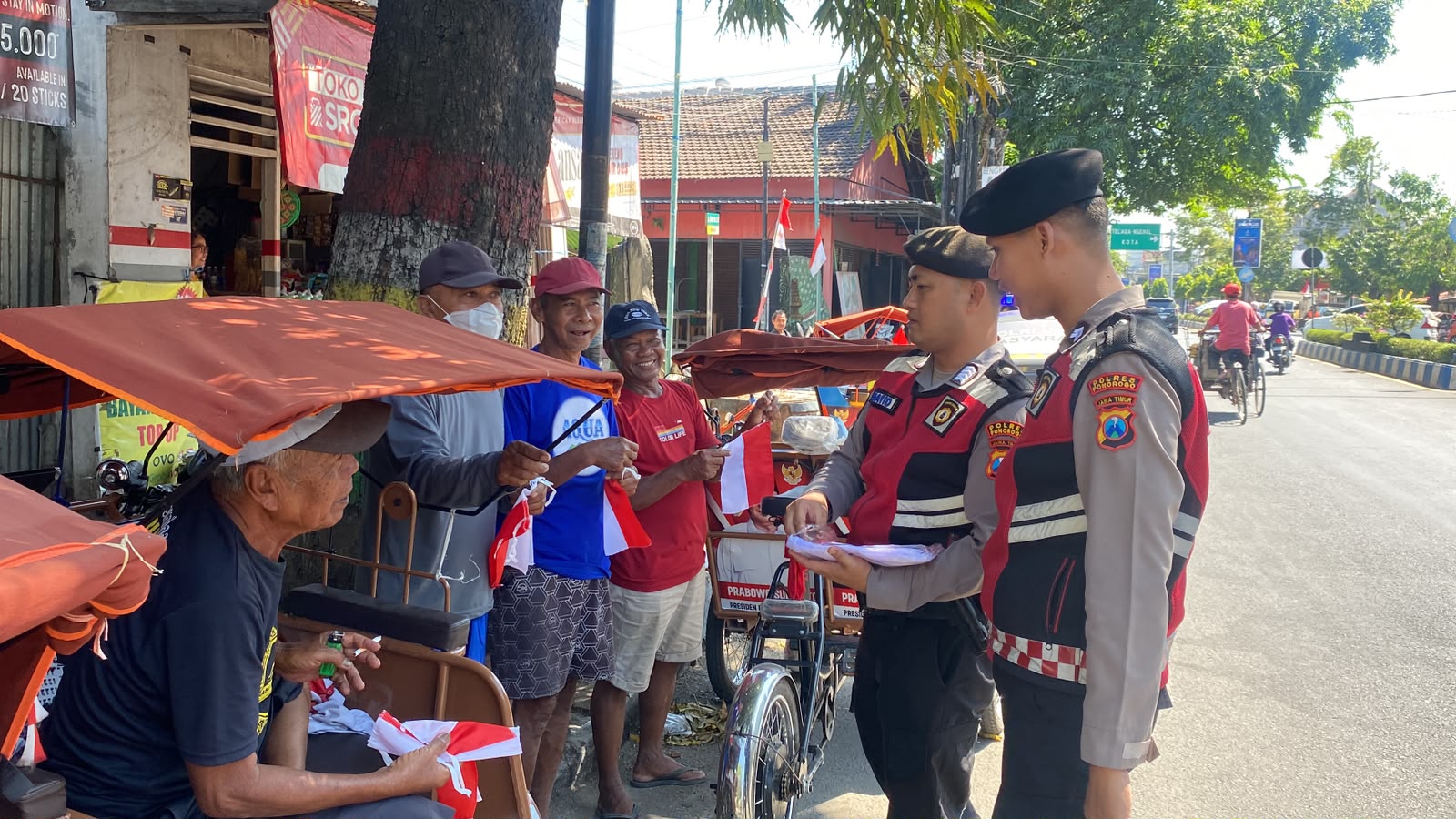 Sat Samapta Polres Ponorogo Semarakkan HUT Ke-81 RI dengan Pemasangan Bendera Merah Putih pada Randis dan Pembagian Bendera kepada Masyarakat
