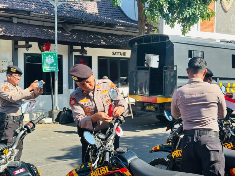 Sat Samapta Polres Ponorogo Semarakkan HUT Ke-81 RI dengan Pemasangan Bendera Merah Putih pada Randis dan Pembagian Bendera kepada Masyarakat