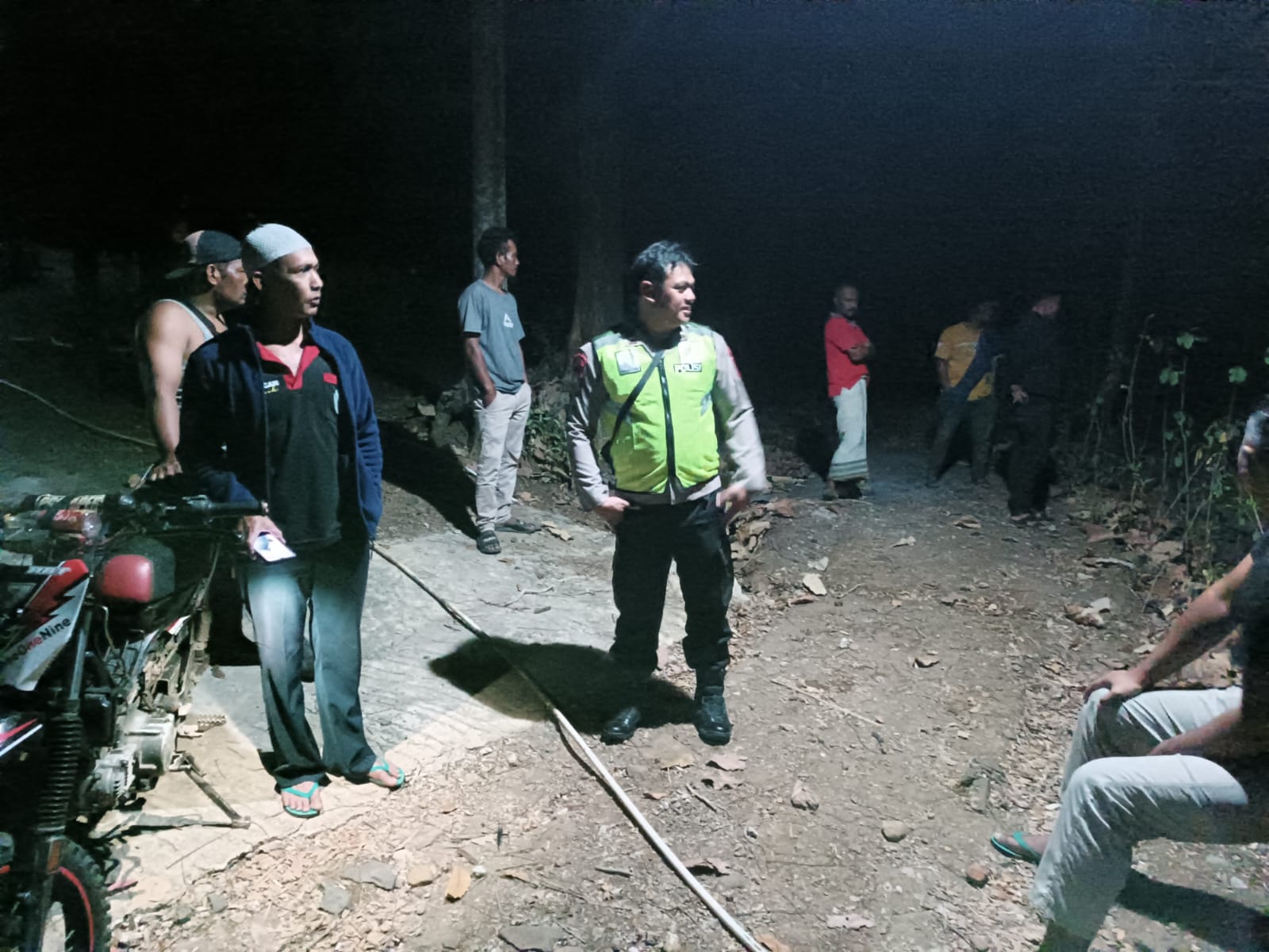 Polsek Jenangan Gelar Patroli Presisi Malam Hari, Perkuat Dialog dengan Warga untuk Cegah Gangguan Kamtibmas