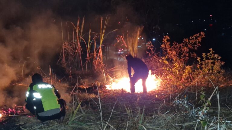 RESPON CEPAT POLSEK PULUNG DALAM PENANGANAN KEBAKARAN LAHAN DI DESA PLUNTURAN