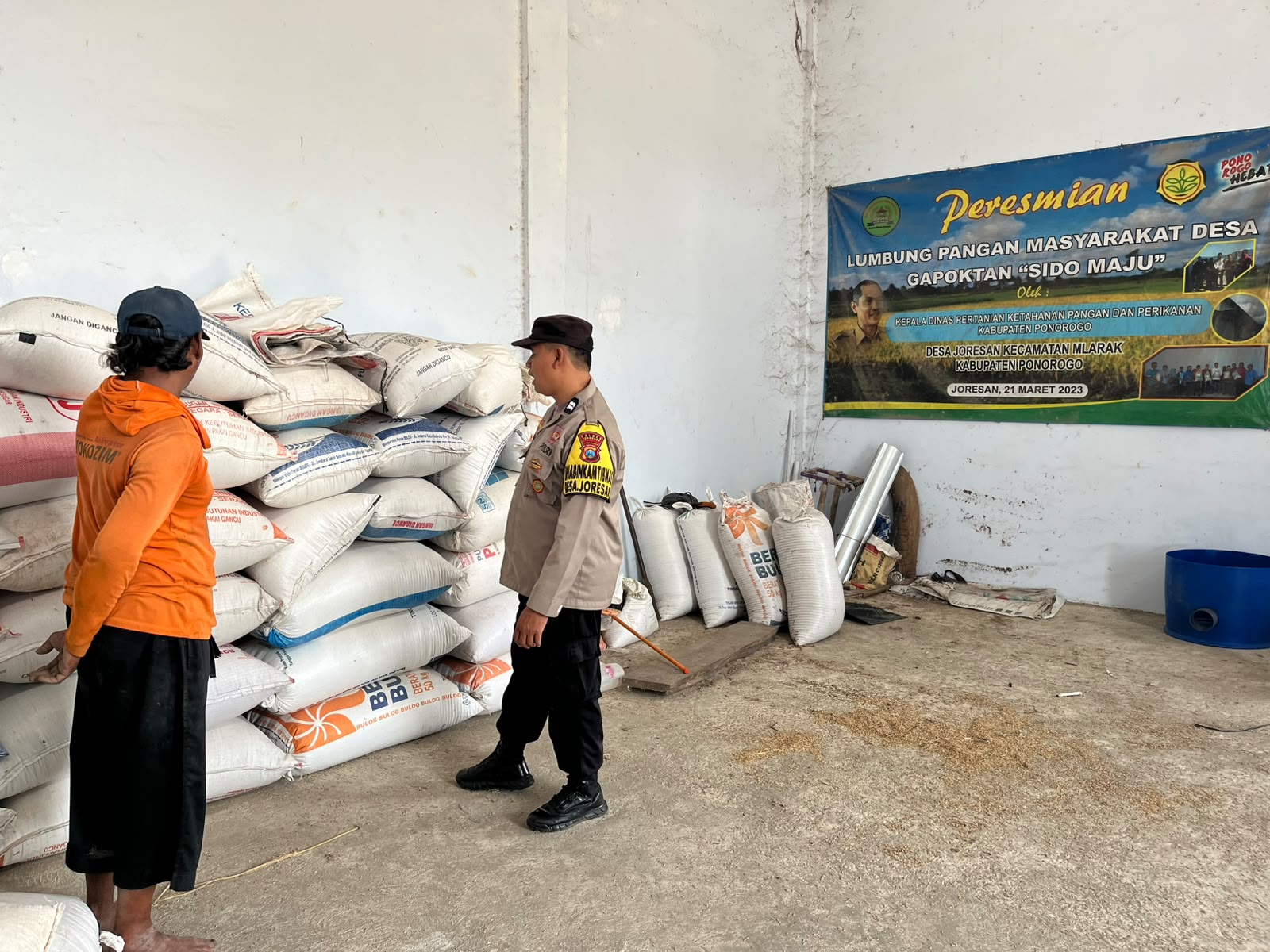 Bhabinkamtibmas Desa Joresan Tinjau Gudang Beras Warga, Perkuat Sinergi Dukung Ketahanan Pangan