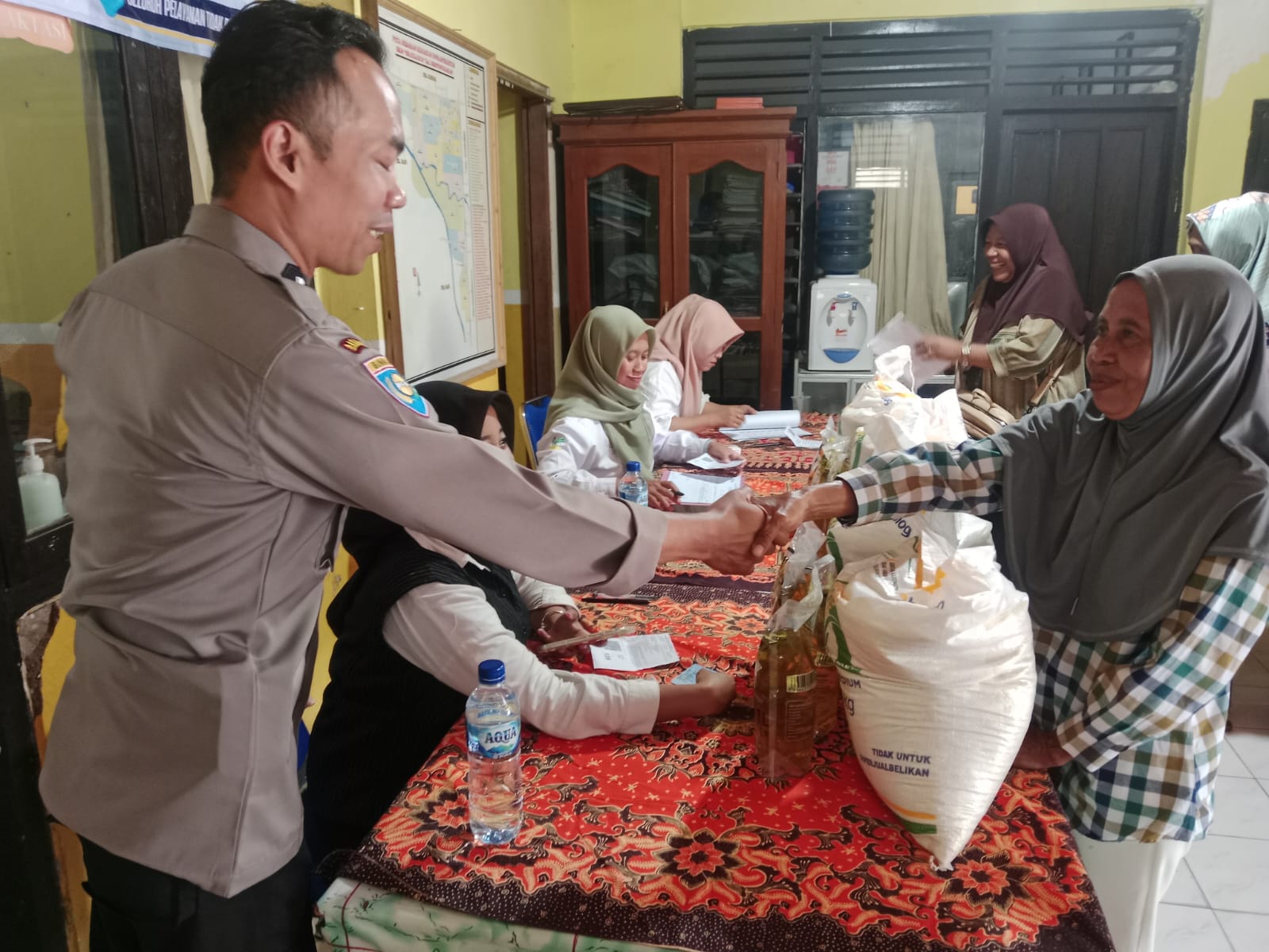 Bhabinkamtibmas Kelurahan Brotonegaran Pantau Harga Cabai di Pasar, Wujud Dukungan Polri terhadap Ketahanan Pangan