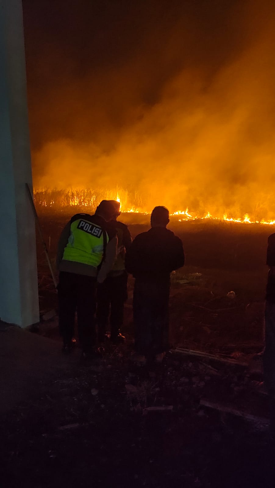 Polsek Siman Gerak Cepat Tangani Kebakaran 3 Hektare Lahan Tebu di Desa Brahu