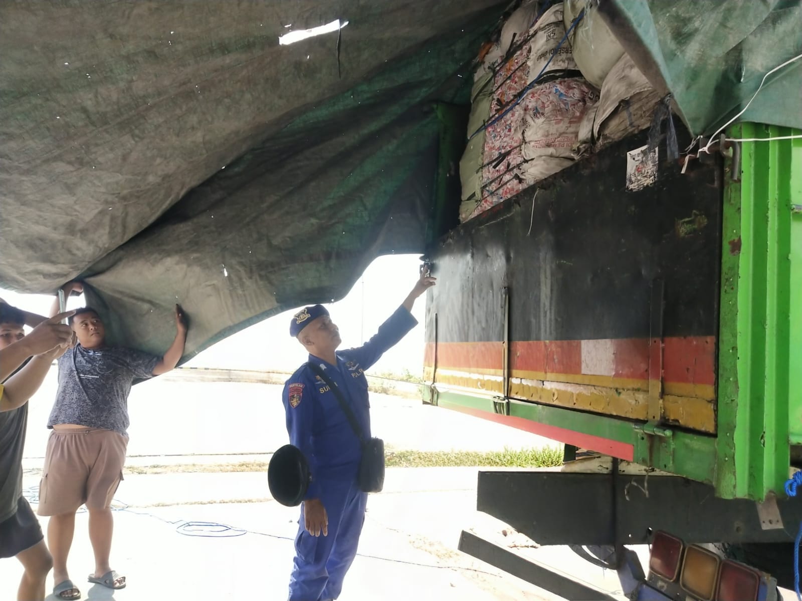 Polres Situbondo Perketat Pemeriksaan Muatan Truk di Pelabuhan Jangkar