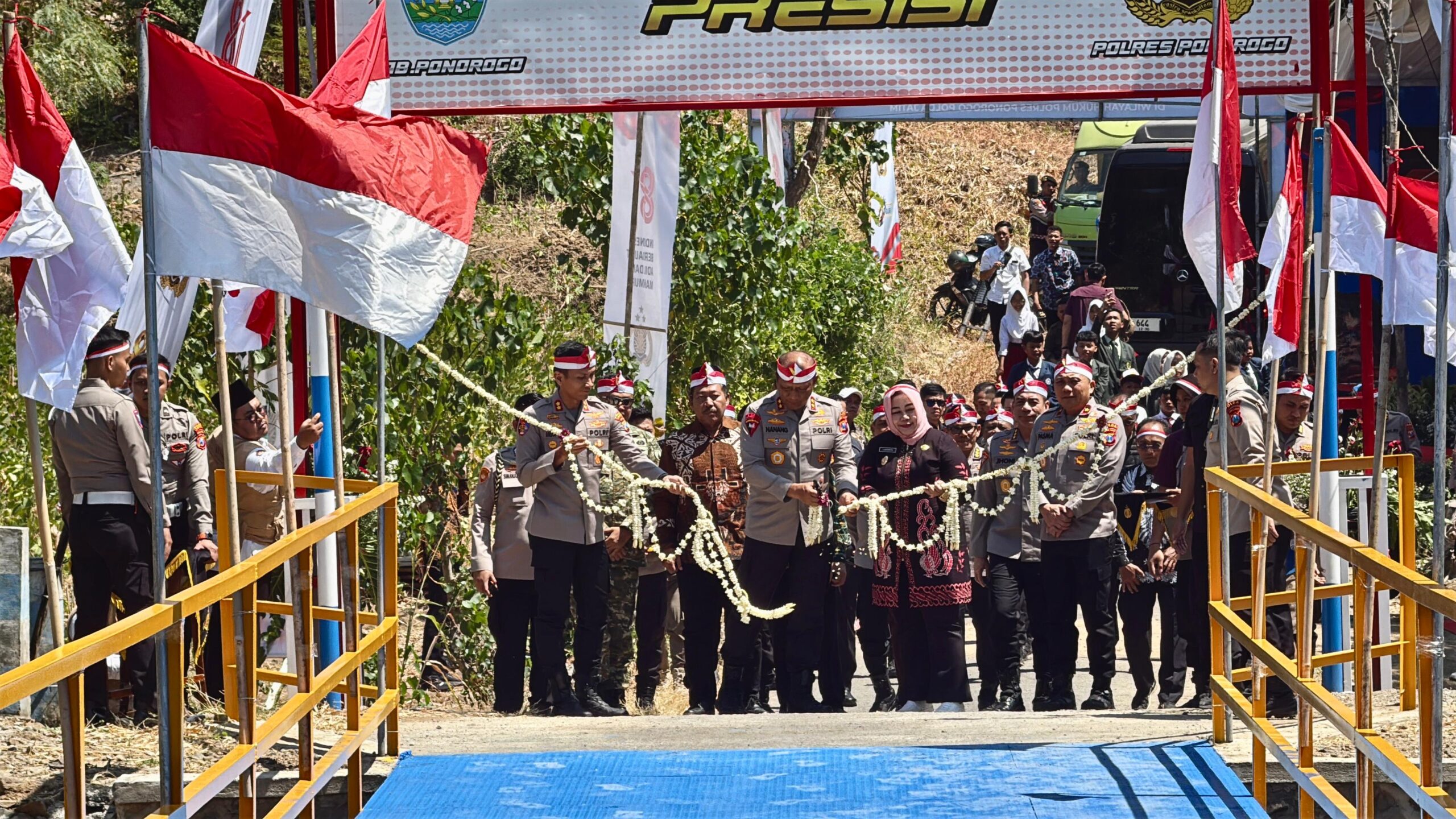 Kapolda Jatim Bersama PJU Polda dan Forkopimda Ponorogo Ikuti Peresmian Jembatan Merah Putih Presisi Secara Virtual