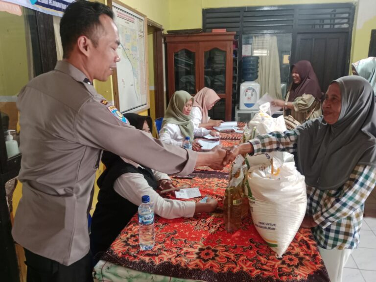 Bhabinkamtibmas Brotonegaran Sambangi Pasar, Pantau Harga Cabai dan Ketersediaan Pangan Warga