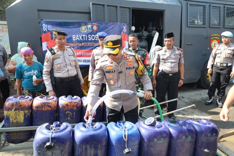 Peringati HUT ke-81 RI, Polres Pasuruan Kota Salurkan Air Bersih untuk Warga Pesisir
