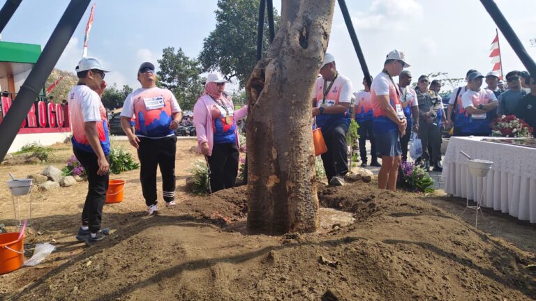 Pejabat Pusat Tanam Pohon Kalpataru di Monumen Reog Ponorogo