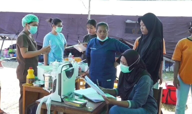 Pusdokkes Polri Berikan Layanan Kesehatan Gratis, 120 Warga Terdampak Gempa di Reo Telah Dilayani