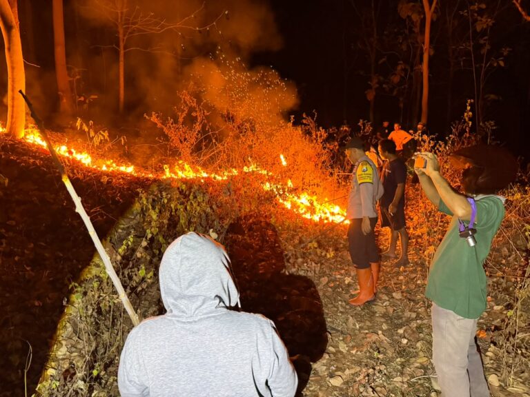Gerak Cepat Polsek Slahung Tangani Kebakaran Hutan, Api Berhasil Dipadamkan Pukul 23.00 WIB