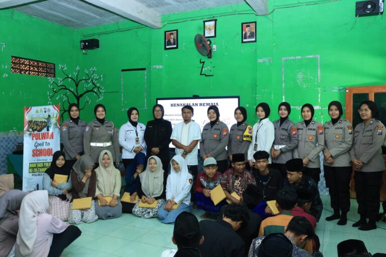 Sambut Hari Jadi ke – 78, Polwan Polres Ngawi Edukasi Santri Cegah Kenakalan Remaja
