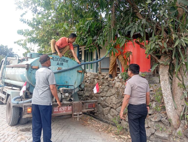 Polres Nganjuk Pasok 12 Ribu Liter Air Bersih ke Tiga Dusun Terdampak Kemarau