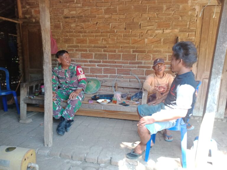 Waspada Karhutla, Babinsa Kodim Ponorogo Himbau Warga Tidak Bakar Sampah Sembarangan