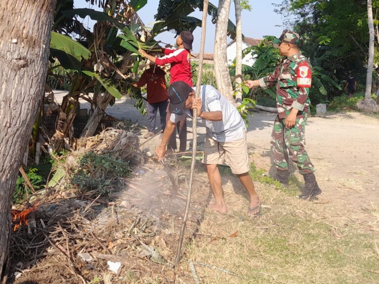Komsos, Babinsa Kodim Ponorogo Ajak Warga Jaga Kebersihan Lingkungan