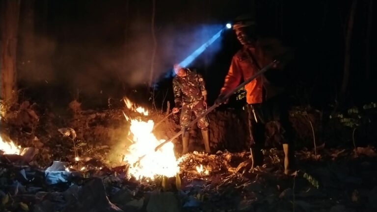 Karhutla Malam Hari, Babinsa Kodim Ponorogo dan Unsur Terkait Gerak Cepat Padamkan Api