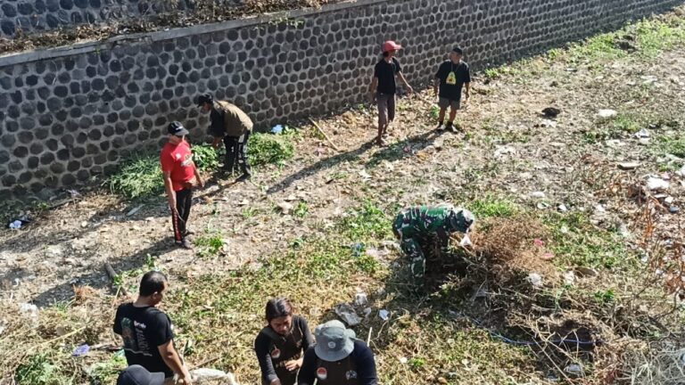 Aksi Bersih Bersih Sungai oleh Kodim Ponorogo Bersama Unsur Terkait Dalam Rangka HUT ke 81 TNI