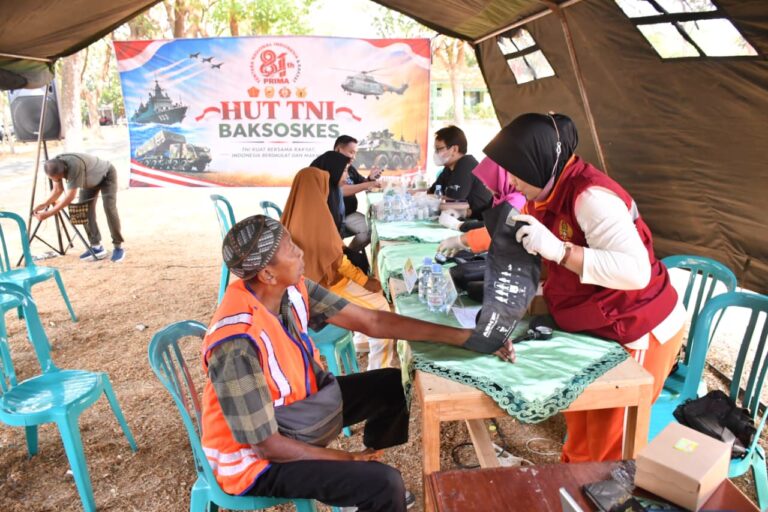 Peringati HUT ke 81 TNI, Kodim Ponorogo Adakan Baksos Kesehatan dan Bagi Bagi Sembako