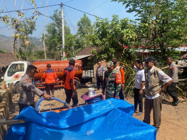 Musim Kemarau, Babinsa Kodim Ponorogo Pendampingan Penyaluran Air Barsih