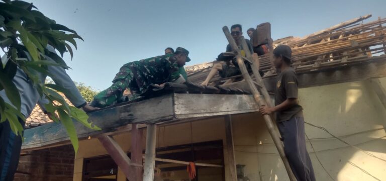 Bantu Warga Bongkar Rumah, Sarana Komsos Babinsa Ponorogo di Desa Binaan
