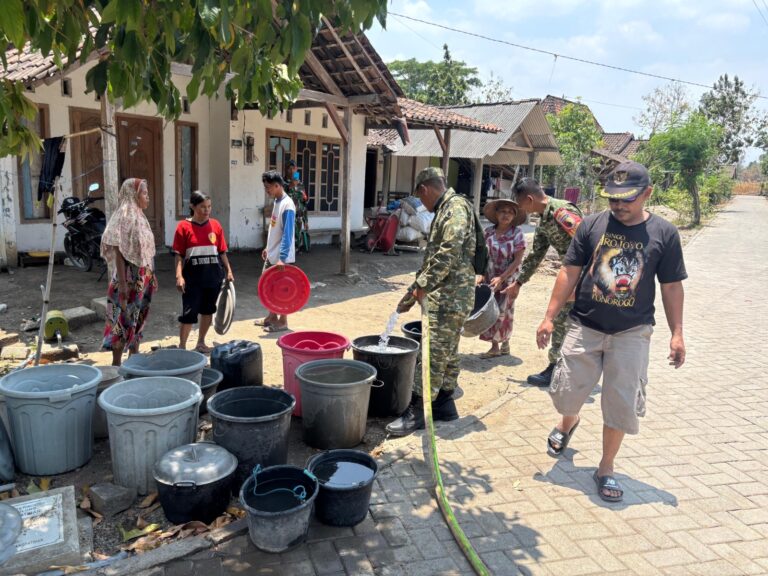 HUT ke 81 TNI, Kodim Ponorogo Adakan Penyaluran Bantuan Air Bersih Secara Serentak
