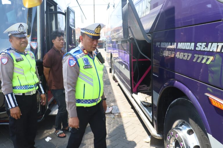 Cegah Kecelakaan, Polres Pelabuhan Tanjung Perak Gelar Ramp Check Bus Peziarah di Sunan Ampel