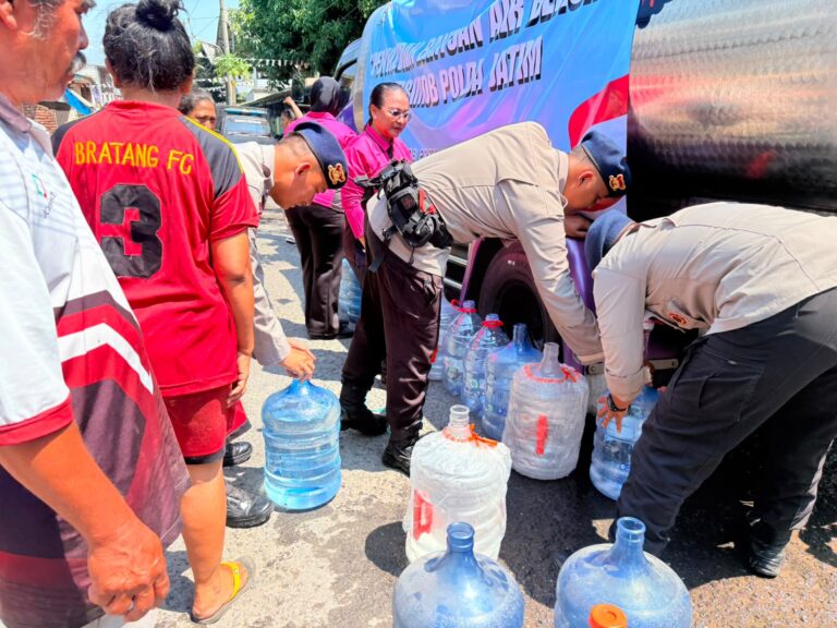 Brimob Polda Jatim Salurkan 37.000 Liter Air Bersih untuk Warga Terdampak Kemarau