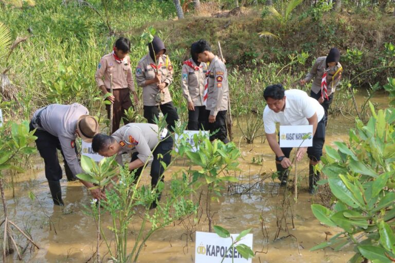 Ecology Policing : Polres Trenggalek Tanam Mangrove dan Lepas Liarkan Ratusan Tukik