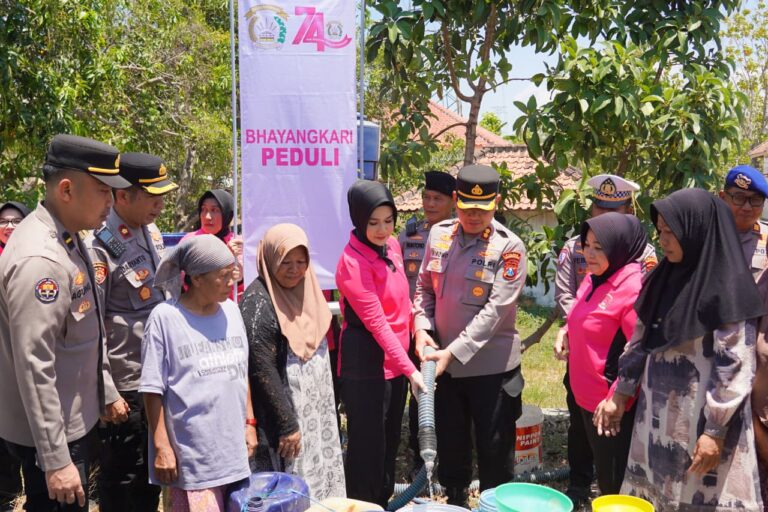 Atasi Krisis Air, Polres Bangkalan Distribusikan 48.000 Liter Air Bersih di Dua Kecamatan