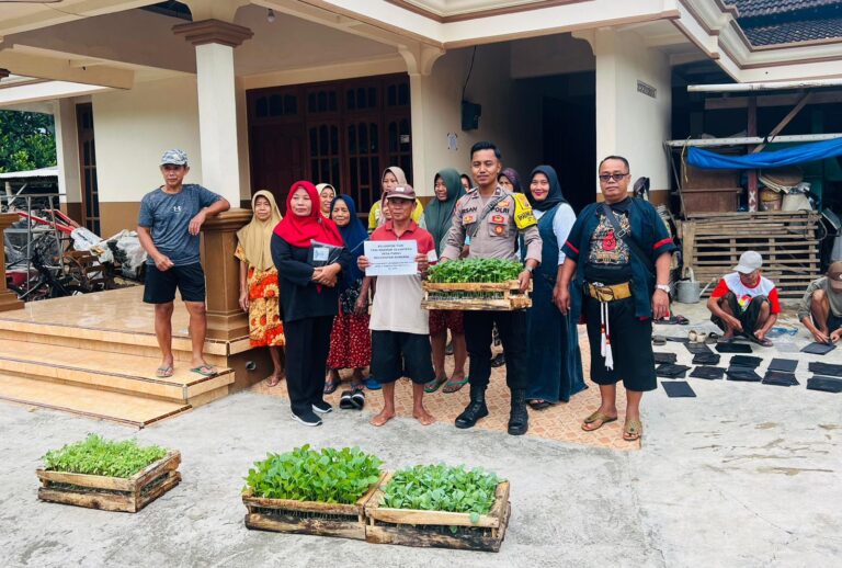 Bhabinkamtibmas Polsek Bungkal Dorong Warga Kembangkan Benih Sayuran untuk Ketahanan Pangan