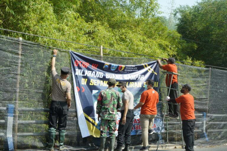 Jaga Kebersihan dan Kenyamanan, Forkopimcam Jetis-Bungkal Bersinergi Bersihkan Jembatan Selopayung