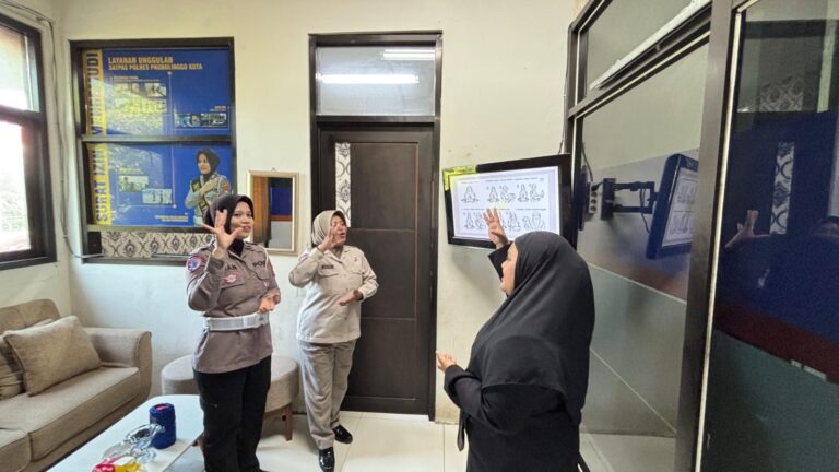 Polres Probolinggo Kota Latih Personel Satpas Bahasa Isyarat, Wujudkan Pelayanan Ramah Disabilitas